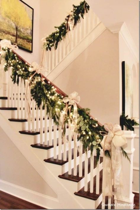 28 Gorgeous Ways to Decorate Your Home With Christmas Garland Christmas Garland Staircase, Gold Holiday Decor, Christmas Stairs Decorations, Classy Christmas Decor, Christmas Staircase Decor, Christmas Stairs, Christmas Decorations Apartment, Christmas Staircase, Diy Christmas Garland