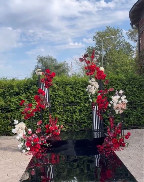 Red Flower Arch, Red Wedding Decorations, Marsala Wedding, Henna Party, Wedding Entrance, Floral Backdrop, Red Frame, Wedding Deco, Red Wedding