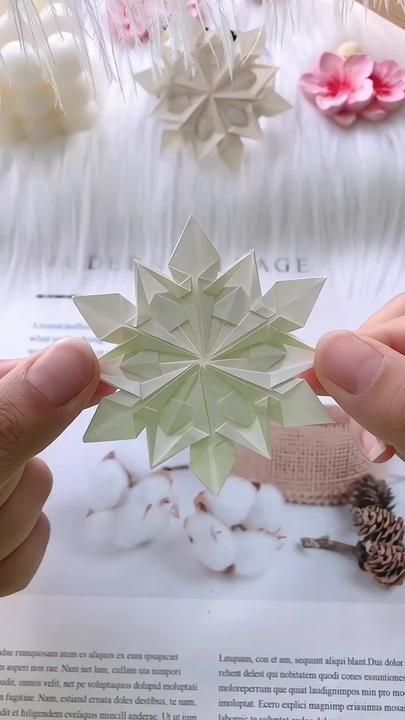 Creative Origami, Make Paper Flowers, Diy Crafts Bookmarks, Book Crafts Diy, Paper Snowflake, Paper Craft Videos, Origami Patterns, Instruções Origami, Origami Paper Art