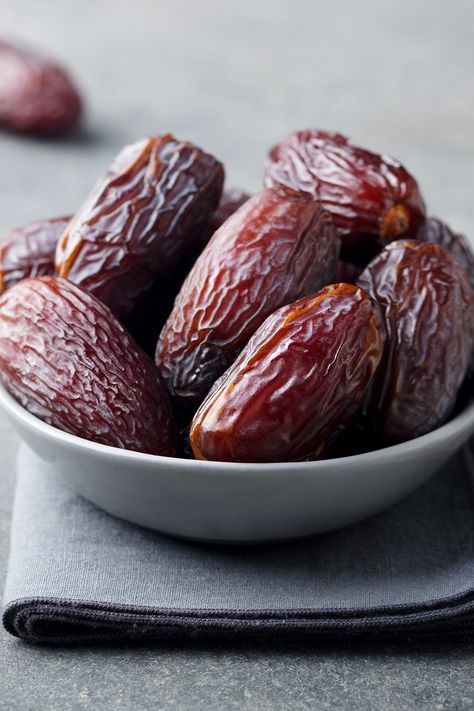 Dates Fruit, Health Benefits Of Dates, Dates Benefits, Coffee Alternative, Healthy Coffee, Medjool Dates, Natural Juices, Wooden Bowl, Delicious Fruit