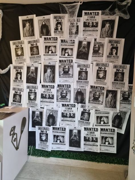 Diy Wanted Poster Ideas, Spooky Basement Halloween, Spooky Booth Ideas, Halloween Photo Wall Diy, Halloween Wanted Posters, Saw Decorations Halloween, Halloween Photo Background, Halloween Party Backdrop Photo Booths, Halloween Party Classy