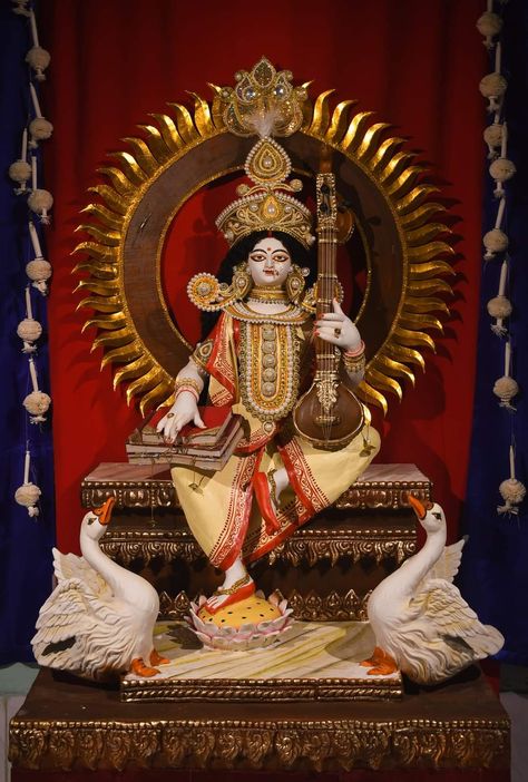 Lord Saraswati, Devi Alankaram, Mata Laxmi, Ma Saraswati, Devi Saraswati, Bengal Art, Saraswati Murti, Laxmi Puja, Saraswati Idol