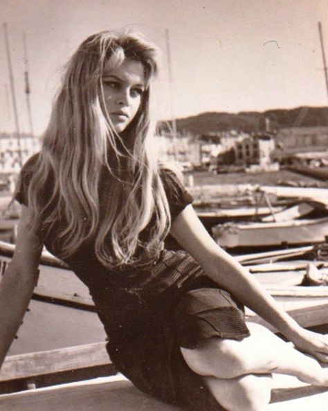 August 1969 ~ Brigitte Bardot in Vouliagmeni Bridgette Bardot, Bridget Bardot, And God Created Woman, Vivien Leigh, Natalie Wood, Romy Schneider, Priscilla Presley, Actrices Hollywood, French Actress