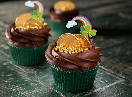 Pot Of Gold Cupcakes, Dark Chocolate Frosting, Fete Saint Patrick, Gold Cupcakes, Color Room, San Patrick, Holiday Cupcakes, Rainbow Cupcakes, Magic Cake