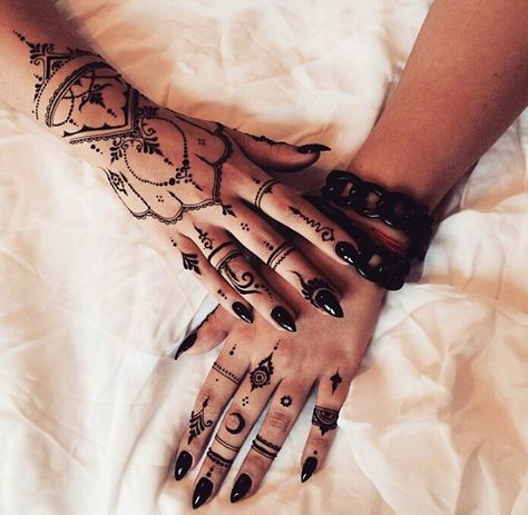 Bohemian henna, black henna, witchy, strega, bruja, hexen, goth tattoos, goth designs Henna Hand Designs, Henna Ink, Henne Tattoo, Cute Henna Designs, Stick Tattoo, Jagua Henna, Henna Inspo, Vampire Witch, Henna Inspired Tattoos