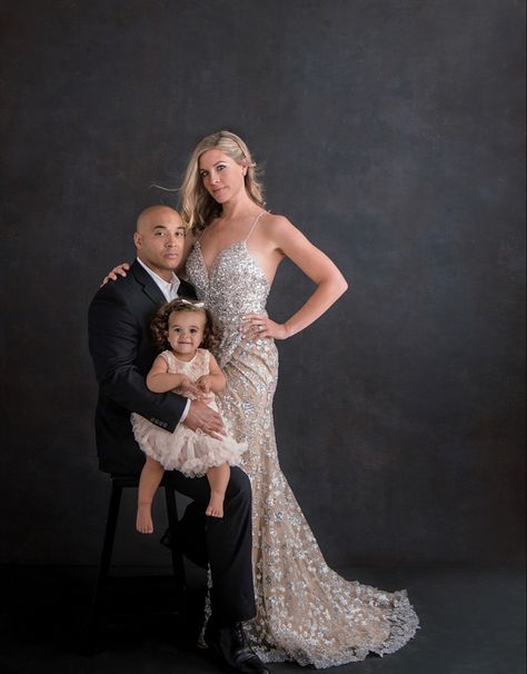 Glam Family Photoshoot Studio, Glam Family Photos, Formal Family Photos, Glam Family Photoshoot, Family Portraits Studio, Family Portrait Photography Poses, Studio Family Portraits, Portraits Studio, Christmas Family Photoshoot