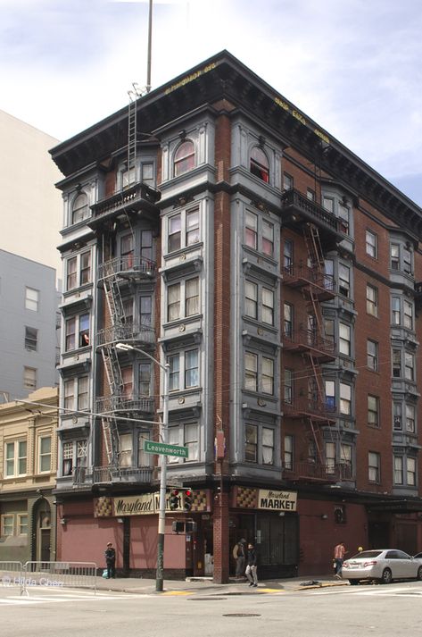 An apartment building in the Tenderloin neighborhood. San Francisco, CA Tenderloin San Francisco, Apartment Building Exterior, San Francisco Architecture, San Francisco Downtown, Mid Century Apartment, Victorian Apartment, San Francisco Apartment, San Myshuno, Apartment Exterior