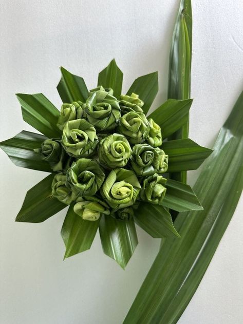 Flowers arrangement Coconut Leaves Decoration, Lent Decorations For Church, Flowers Arrangements Ideas, Palm Sunday Crafts, Leaves Decoration, Foliage Arrangements, Palm Leaf Art, Contemporary Flower Arrangements, Tropical Floral Arrangements