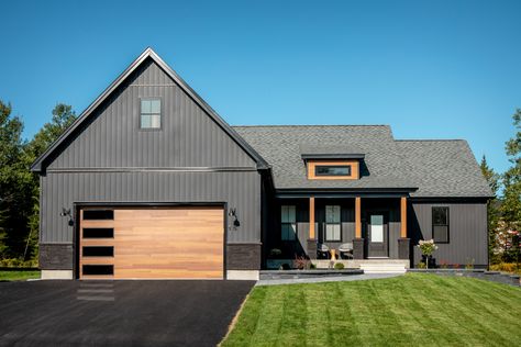 Exterior Wood Accents, House Exterior Black, Contemporary Exterior Design, Scandinavian Exterior, Outside House Colors, Urban Bronze, Board And Batten Exterior, Lake Houses Exterior, House Design Trends