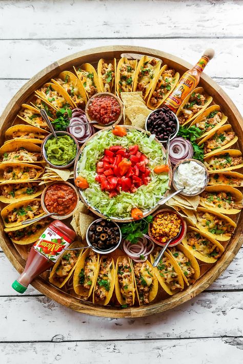 Happy National Taco Day! Serve an Easy Taco Recipe Dinner Board for any meal, with your favorite toppings! Make crunchy tacos with turkey, beef, chicken, or pork! #nationaltacoday #tacobar #tacos #tacodinnerboard #reluctantentertainer #healthydinner #mexicanrecipes #easymeals #quickdinner #familyfavoritemeal #besttacos Taco Bell Board, Taco Food Ideas, Guest Food Ideas, Hosting Dinner Ideas, Casual Dinner Party Menu Ideas, Starters For Dinner Party, Chicken Platters, Taco Night Ideas, Taco Table