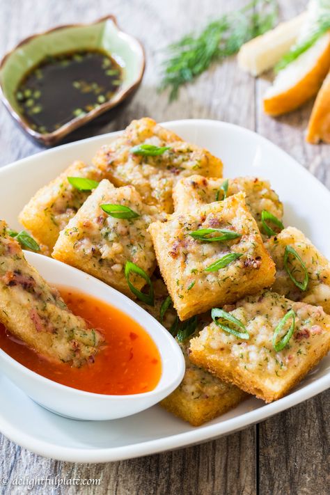 Vietnamese squid cake on toast is a quick and fun appetizer. You can even prepare a big batch for a party in a short amount of time. It has a crispy layer of sandwich bread and a flavorful layer of tasty squid cake. Squid Cake, Easy Baked Shrimp, Vietnamese Foods, Egg Tofu, Shrimp Toast, Tropical Food, Seafood Recipe, Quick And Easy Appetizers, Baked Shrimp