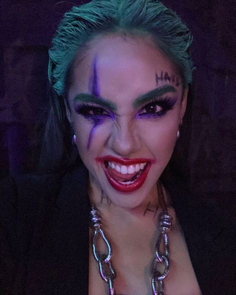 Jared Leto Joker Costume Female, Womens Joker Halloween Costume, Joker Costume Female Makeup, Halloween Costumes Joker Women, Green Hair Costume Ideas, Halloween Joker Women, Woman Joker Costume, The Joker Halloween Costume Women, Joker Halloween Costumes Female