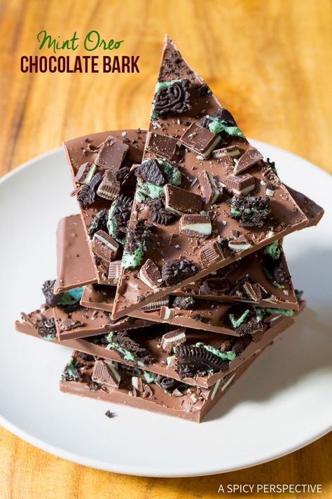 Easy to make Mint Oreo Chocolate Bark Recipe with only 3 Ingredients! A perfect fast holiday treat for parties, edible gifts, and cookie exchanges. Mint Oreo Bark, Oreo Bark, Mint Desserts, Edible Christmas Gifts, Chocolate Bark Recipe, Mint Oreo, Oreo Chocolate, A Spicy Perspective, Candy Bark