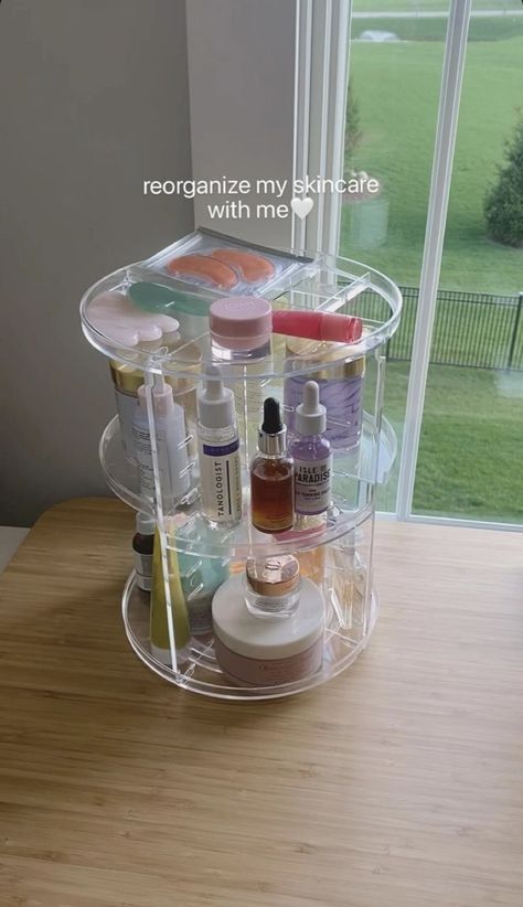 Hair Items Organization, Rotating Makeup Organizer Aesthetic, Cute Makeup Organization Ideas, Make Up Stand Ideas, Rotating Skincare Organizer, Spinny Organizer, Rak Kosmetik Aesthetic, Make Up Organizer Ideas, Acrylic Organizer Ideas