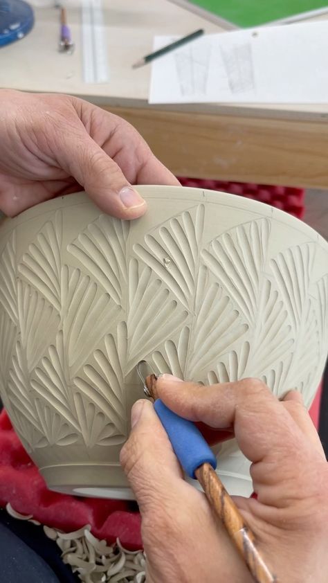 Pottery Carving Patterns, Pottery Surface Decoration Techniques, Carved Designs On Pottery, Slip Carving Pottery, Pottery Carving Tools, Pottery Carving Designs, Scrifito Ceramics, Sgraffito Pottery Ideas, Scrifito Pottery