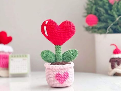 Pot Crochet, Heart Plant, Diy Amigurumi, Plant In Pot, Crochet Pattern Amigurumi, Basic Crochet Stitches, Tapestry Needle, Crochet Gifts, Pattern Making