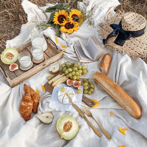 Picnic Date Food, French Picnic, Cottagecore Picnic, Picnic Photography, Small Beach Weddings, Outing Ideas, Picnic Inspo, Picnic Engagement, Fall Picnic