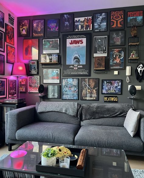 Modern Nerdy Living Room, Functional Home Decor Ideas, Punk Home Aesthetic, Punk Rock Home Decor, Rock Star Home Decor, Misc Room Ideas, Retro Theater Room, Movie Theatre Living Room, Grunge Studio Apartment