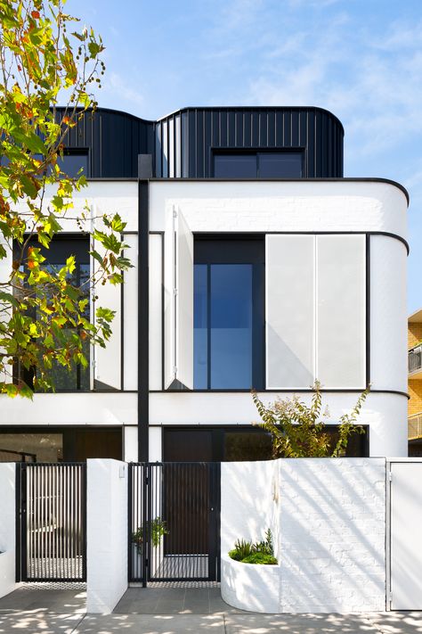 In This Breezy Melbourne Townhouse, Laid-Back Life Is Key Art Deco Facade, Art Deco Exterior, Contemporary Townhouse, Arte Art Deco, Arsitektur Art Deco, Modern Townhouse, Duplex Design, Contemporary Art Deco, Townhouse Designs