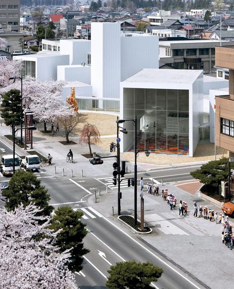 Centro de arte Towada, Aomori @ Iwan Baan Glass Corridor, Aomori Japan, Tokyo Guide, Ryue Nishizawa, Outdoor Artwork, Japan Guide, Spatial Relationships, Architects Office, Aomori