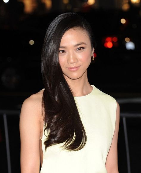 sleek side-swept Asian hairstyle  #18: Mirror-Like Shine and Silk of Asian Hair Another elegant take on the common look with straight hair is this divine hairstyle, Tang Wei wore to the Black Hat Premiere. The downdo requires a soft volume to achieve the bounce of straight tresses. As we see, they look anything but flat. Let all the hair flow to one side. For a more exquisite look, curl the ends randomly and finish with a shiny hair serum. Korean Hairstyles Women, Asian Long Hair, Asian Hairstyles, Hair Color Asian, Straight Black Hair, Modern Asian, Asian Short Hair, Short Choppy Hair, Japanese Hairstyle