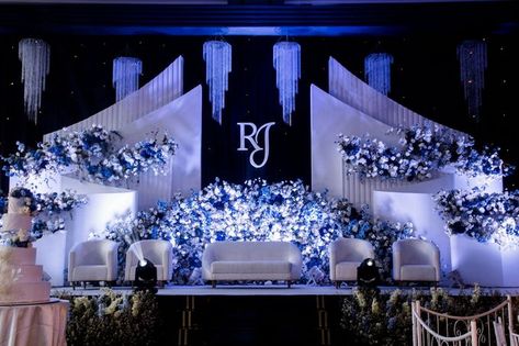 White Wedding Backdrop Receptions, Pelamin Dewan Mewah, Wedding Stage Design Indoor, Pelamin Biru, Dekor Wedding Pelaminan, Wedding Reception Decorations Indoor, Reception Stage Decoration Backdrops, Blue Wedding Backdrop, Dekor Pelaminan