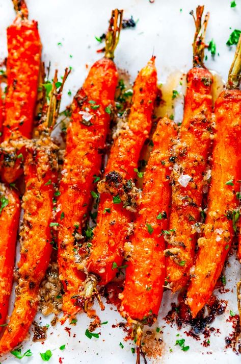 Garlic Parmesan Roasted Carrots - Just 5 minutes of prep and bake for 30 minutes for the perfect cheesy garlic roasted carrot side dish! From aberdeenskitchen.com #garlic #parmesan #roasted #carrots #vegetarian #glutenfree #sidedish #thanksgiving #christmas #holidays #recipe #easy #quick #30minute Parmesan Roasted Carrots, Carrot Side Dish, Recipe Easy Quick, Carrots Roasted, Carrots Side Dish, Roasted Carrots Recipe, Roasted Carrot, Thanksgiving Menu Ideas Side Dishes, Baked Carrots