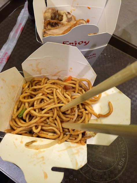 takeout noodles Think Food, Food Goals, Food Is Fuel, Food Obsession, Chopsticks, Pretty Food, Food Cravings, Take Out, I Love Food