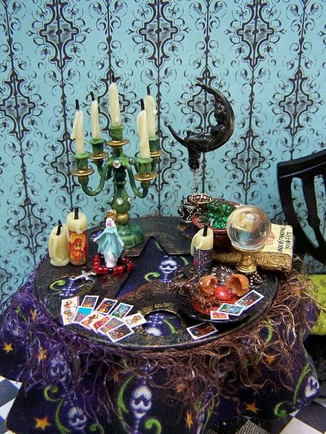 19th day miniatures Witchy House, Dollhouse Halloween, Haunted Dollhouse, Halloween Miniatures, Haunted Dolls, Party Catering, Miniature Projects, Miniature Rooms, Witch House