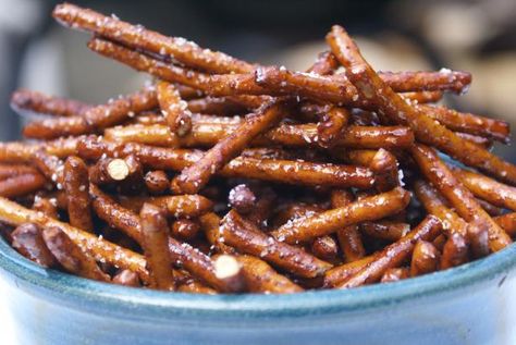 Spiced Honey Pretzels Recipe (low calorie snack) Low Calorie Recipes Snacks, Spiced Pretzels, Low Cal Snacks, Cinnamon Sugar Pretzels, Spiced Honey, 100 Calorie Snacks, 100 Calorie, Pretzels Recipe, Pretzel Sticks