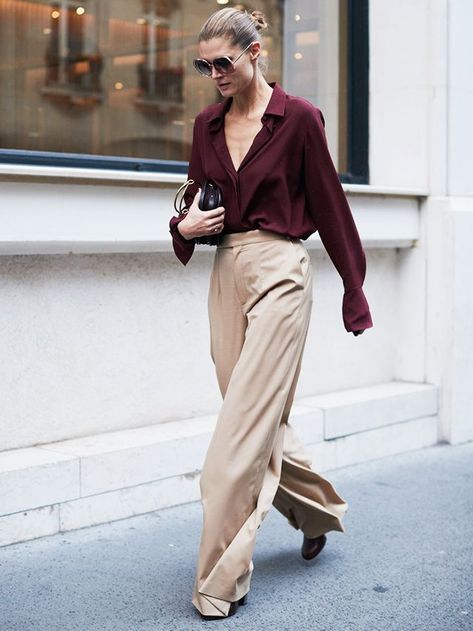 winter wedding outfits: blouse + palazzo pants = sophistication Color Uva, Winter Wedding Outfits, Outfit Ideas For Women, Couture Mode, Estilo Chic, Street Style Trends, Spring Fashion Trends, Business Outfit, Pantalon Large