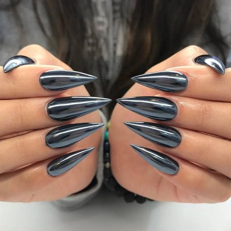 Perfect gunmetal stilettos by @jadetangtheartist featuring our Magic White Chrome Powder 😍 Shop for our chrome powder collection at DailyCharme.com! Black Chrome Nails, Glitter Stilettos, Nails Chrome, Chrome Nail Art, Stiletto Nail Art, Black Nail Polish, Goth Nails, Stiletto Nails Designs, Long Acrylic