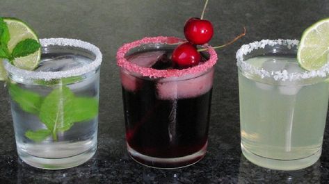 Want to make your New Year’s Eve cocktail extra special? Well, sugar rim a glass will do the trick! Read on and learn how to do a basic glass rim! Magical Drinks, Bartending Tips, Party Starters, Happy Hour Drinks, Flavored Sugar, Glass Diy, Diy Holiday Gifts, Homemade Decor, Christmas Breakfast