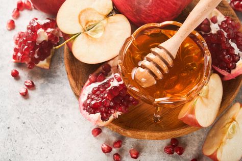 These traditional Rosh Hashanah foods will light up your table with classic dishes like gelfilte fish, pomegranates, honey and apples. Rosh Hashanah Food, Rosh Hashana Recipes, Jewish Foods, Rosh Hashanah Recipes, Harry & David, Jewish Food, Lunch Appetizers, Honey Gifts, Pear Fruit