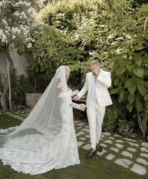 Loren Asad Wedding, Diy Outdoor Weddings, Wedding Dress Veil, Long Veil Wedding, Destination Wedding Italy, Mantilla Veil, Tulum Wedding, Boda Mexicana, Wedding Couple Poses Photography