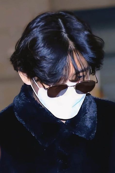 Sunglass Pic, Kim Taehyung Airport Fashion, Kim Taehyung Airport, Taehyung Airport Fashion, V Kim Taehyung, Taehyung Selca, Bts V Photos, Full Mehndi Designs, Bts Inspired Outfits