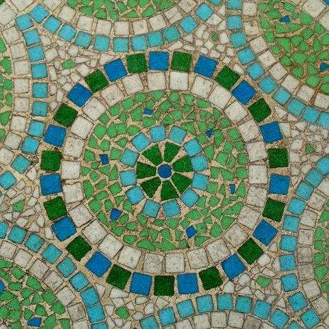 Beautiful simple mosaic design Mosaic Circles, Mosaic Bowl, Tiny Tiles, Jewelry Assemblage, Flooring Pattern, Mosaic Stepping Stone, Mosaic Stepping Stones, Live And Let Live, Roman Mosaic