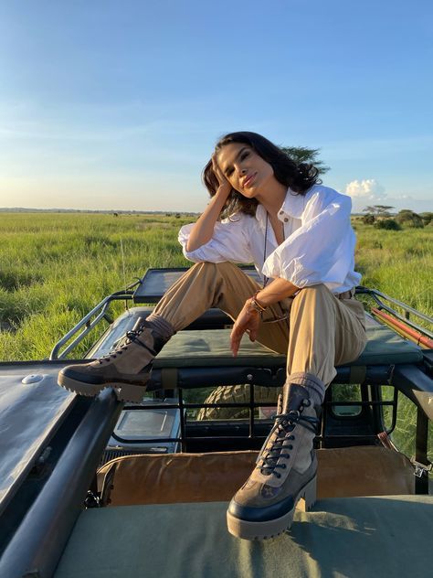 Safari Outfit Women Africa Style, Safari Poses, Tanzania Outfit, African Safari Outfit, Safari Photoshoot, Victoria Barbara, Ghana Aesthetic, Safari Fits, Safari Outfit Women