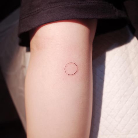 Unique Small Tattoo, Circle Tattoo, Circle Tattoos, Shape Tattoo, Foot Tattoos For Women, Muster Tattoos, Small Girl Tattoos, Small Tattoos Simple, Small Meaningful Tattoos