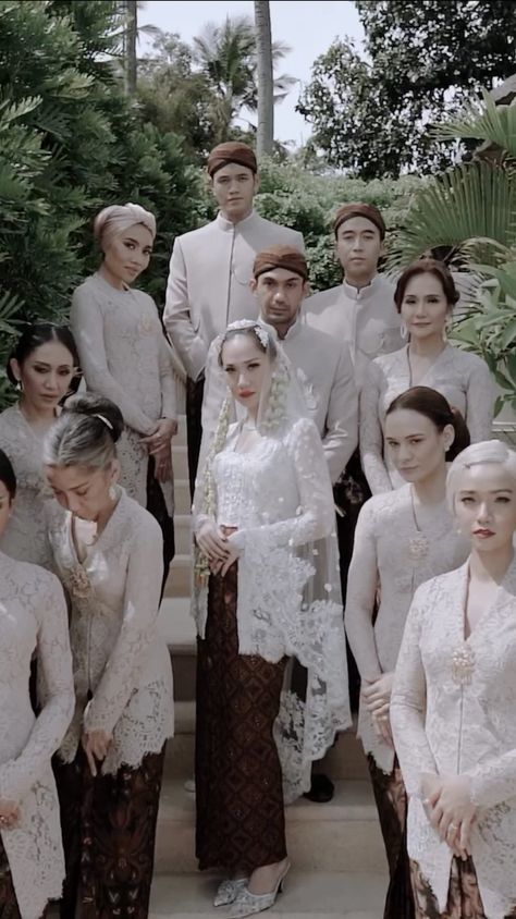 Javanese Wedding Hijab, Bridesmaid Jawa, Jawa Wedding, Bridesmaid Kebaya, Wedding Kebaya, Indonesian Kebaya, Moodboard Wedding, Javanese Wedding, Bridesmaid Poses