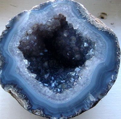 Geode - Fertility, childbirth, meditation, freedom of spirit, psychic ability, dreams, astral travel. Geode Rocks, Crystal Aesthetic, Geode Art, Pretty Rocks, Crystal Geode, Beautiful Rocks, Mineral Stone, Minerals And Gemstones, Rocks And Gems