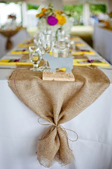 Deco Table Champetre, Burlap Wedding Table, Rehearsal Dinner Decorations, Wedding Runner, Burlap Runners, Rustic Table Runners, Yard Party, Burlap Table, Diy Burlap