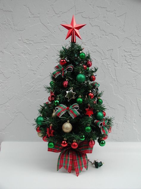 Christmas Tree Ideas Bedroom, 3ft Christmas Tree Ideas, 3ft Christmas Tree, Christmas Tree Nail Art, Small Christmas Trees Decorated, Mini Christmas Tree Decorations, Tree Miniature, Tree With Lights, Christmas Tree Nails