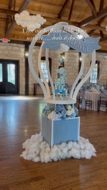 Baby Shower Over The Moon, Sweet Baby Shower Ideas, Hot Air Balloon Cake, Alice In Wonderland 1, Jumping Castle, Hot Air Balloon Party, White Baby Showers, Baby Shower Theme Decorations, Children Party