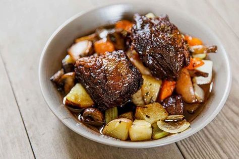 Christmas Dinner Recipe Ideas, Root Vegetables Recipes, Perfect Christmas Dinner, Christmas Dinner Ideas, Short Ribs Recipe, Salads To Go, Seasonal Salad, Crowd Pleasing Appetizers, Short Rib