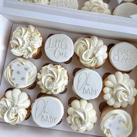 Boho Gender Reveal Cupcakes, White Gender Reveal Cupcakes, Babyshower Cupcakes For Girl, Gender Neutral Cupcake Ideas, Gender Cupcakes Ideas, Cupcakes Gender Reveal Ideas, Gender Reveal Ideas Cupcakes, Gender Neutral Baby Shower Cupcakes, Baby Announcement Cupcakes