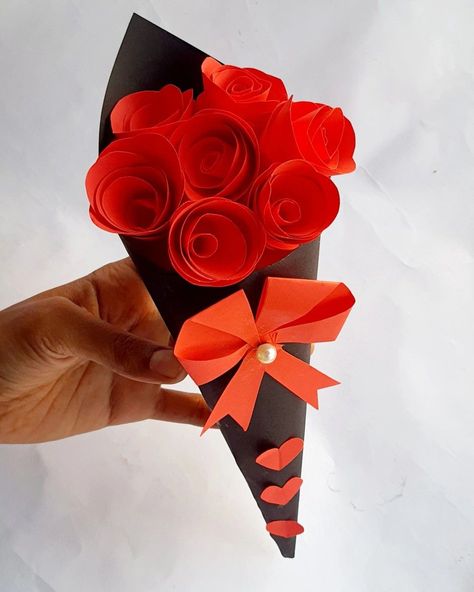 DIY Craft Projects for Kids: Get Creative Today! Paper Boquets Handmade, Diy Valentines Decor, Texture Craft, Paper Bouquet Diy, Craft Paper Flowers, Valentines Day Crafts, Handmade Valentine Gifts, Bouquet Making, Decor Valentines Day