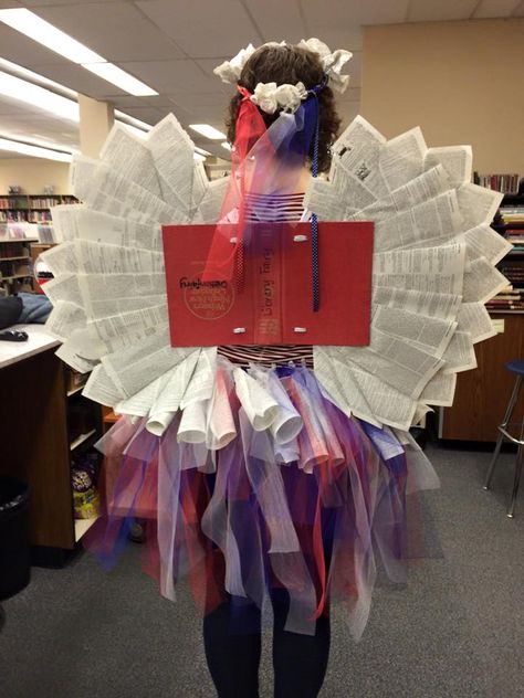 My DictionFairy costume for Halloween.  Inspired by many a Pinterest user's creation.  Used an old dictionary, tulle in school colors, and lots of hot glue and patience! Carnival Costumes Ideas, Karneval Costume, Book Fairy Costume, Diy Karneval, Halloween Diy Kids, Meme Costume, Book Fairy, Carnival Ideas, Recycled Books