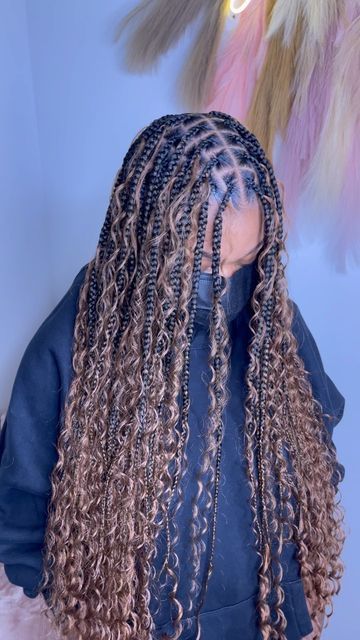 Bohemian Braids With Blonde Highlights, Ginger Braids Light Skin, Coloured Boho Braids, Boho Braids Light Brown, Light Brown Boho Knotless Braids, Braids With Boho Curls, Colored Boho Braids, Light Brown Goddess Braids, Light Brown Braids Black Women