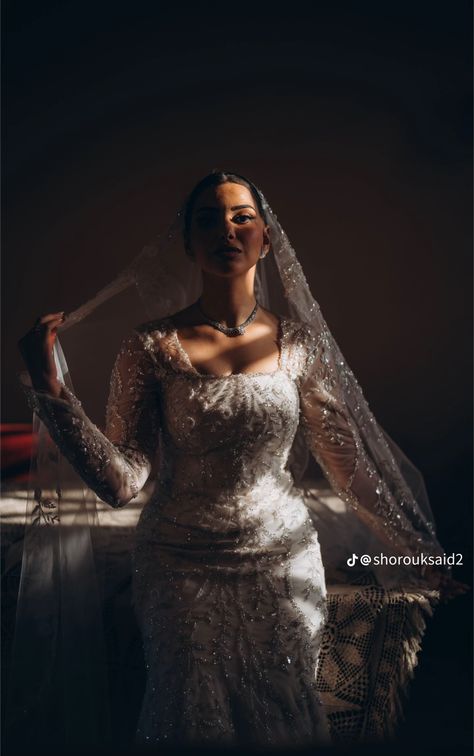 Wedding Photos Plus Size Bride, Plus Size Bride Photography Poses, Plus Size Bride Photography, Plus Size Wedding Photos, Bride Photography Poses, Plus Size Bride, Bridal Poses, Wedding Picture Poses, Bride Photography